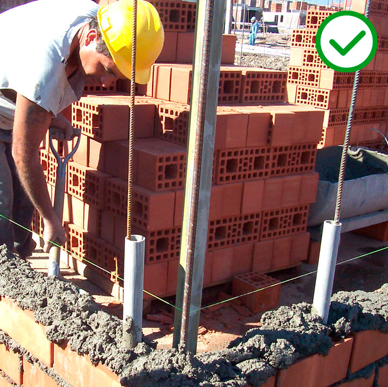 correcto traslado de ladrillos en obra