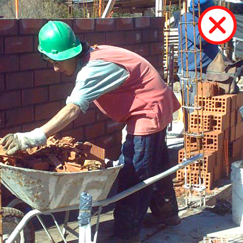 incorrecto traslado de ladrillos en obra