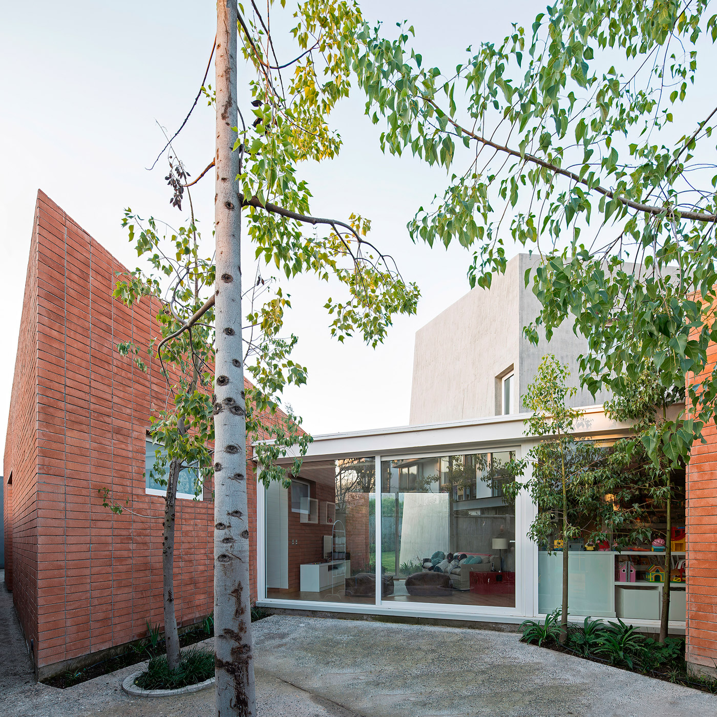 Casa entre patios utilizó ladrillo santiago 9 cerámica santiago